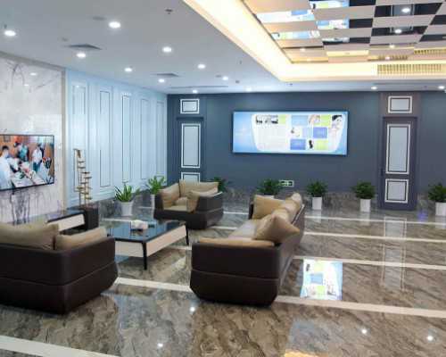 胸肌泵感不强_拿玩具逗小孩的女人玻璃钢雕塑